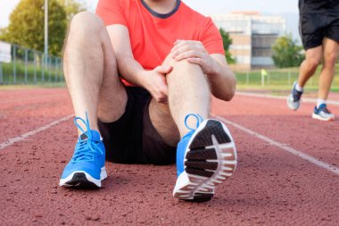 Runner yolda Yaralı diz ile