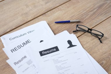 Uygulamaları gözden geçirilmesi için hazır masaya devam