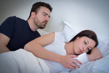 Kocası karısını ihaneti keşfetmek