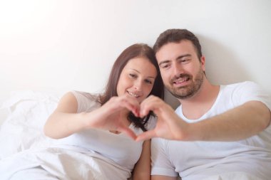 Duygu rahat yatakta mutlu aşık Çift