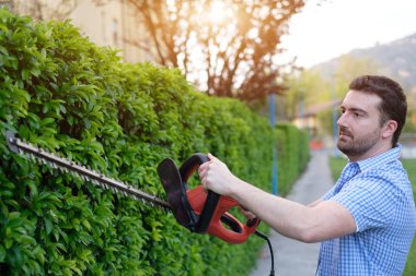 Ev Bahçe Çit kesme makinesi kullanarak hobisi gardner