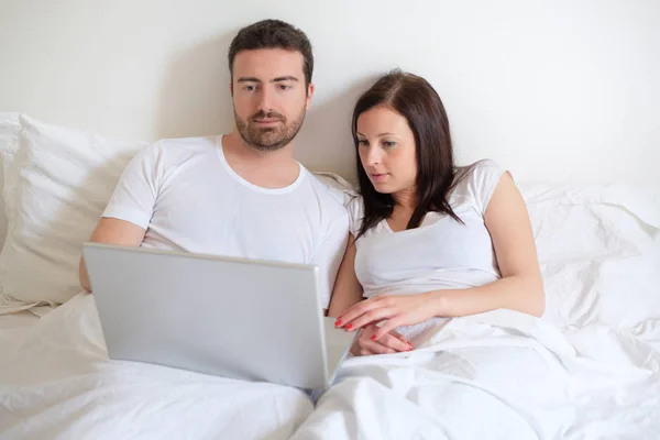 Casal feliz em busca de aconselhamento do consumidor na internet — Fotografia de Stock
