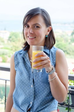 Neşeli kadın portakal suyu bir bardak içme