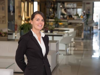 Zarif ve neşeli bir kadın resepsiyonist