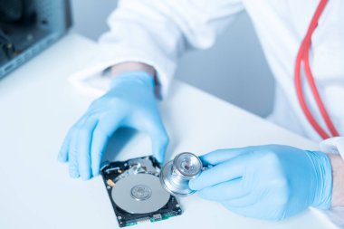 Bozuk sabit disk üzerinde çalışan laboratuvar mühendisi