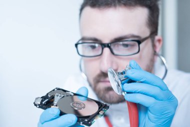 Bozuk sabit disk üzerinde çalışan laboratuvar mühendisi