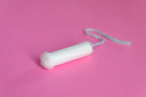 Menstruele tampons op roze achtergrond — Stockfoto