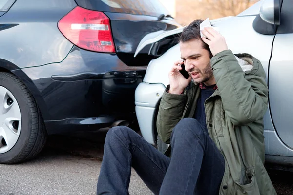 Hombre llamando a primeros auxilios después de accidente de coche — Foto de Stock