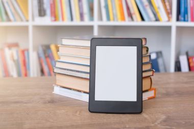 E-kitap okuyucu ve renkli bookshelf