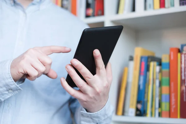 Hombre sosteniendo un lector de libros electrónicos en las manos — Foto de Stock