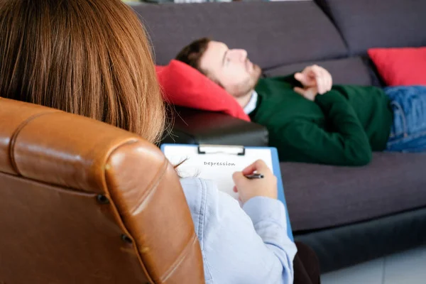 Uomo con problemi di salute mentale nello studio psichiatrico — Foto Stock