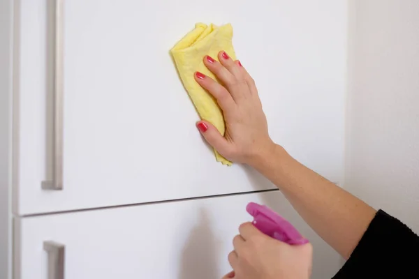 Kadın evde mutfakta beyaz yüzey Temizleme — Stok fotoğraf