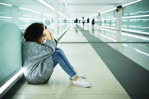 Chica solitaria y triste sentada en el suelo — Foto de Stock