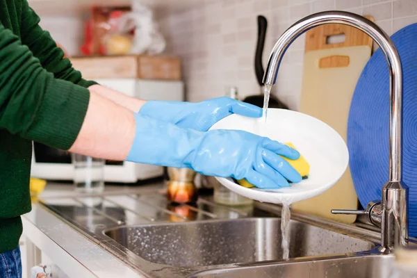 Manos limpiando platos sucios en el grifo de la cocina —  Fotos de Stock