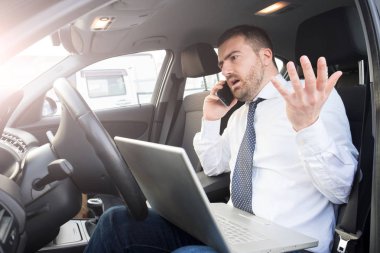 Arabada oturmuş çalışma stresli iş adamı