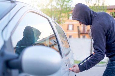 Hırsız park edilmiş araba kilit açmaya çalışmak