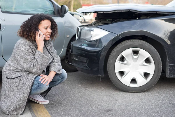 Mujer llamando a ayuda de emergencia después de accidente de coche — Foto de Stock