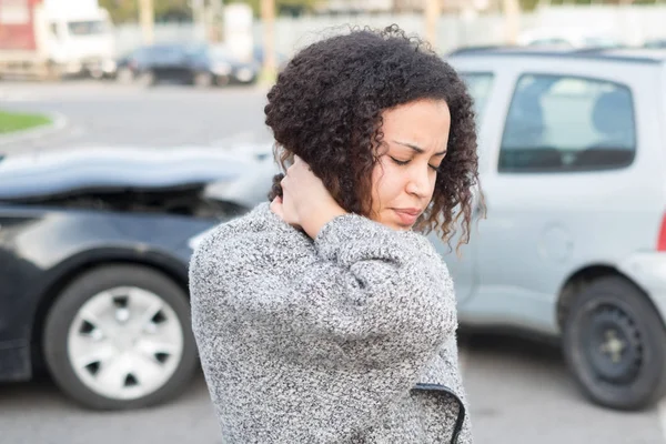 けがをした女性の車のクラッシュ後に悪い感じ — ストック写真