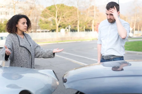 Man och kvinna argumenterar efter dålig bilkrasch — Stockfoto