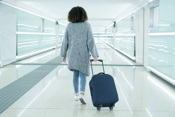 Mujer negra sosteniendo equipaje listo para salir — Foto de Stock