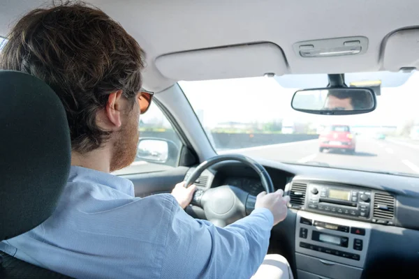 Mann fährt mit Auto in Autobahn — Stockfoto