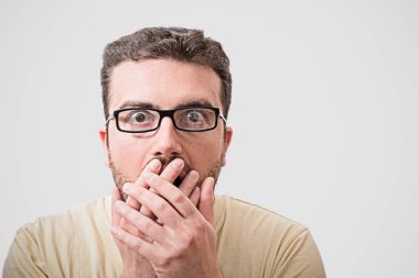 Şaşırmış adam portre arka plan üzerinde başkanı