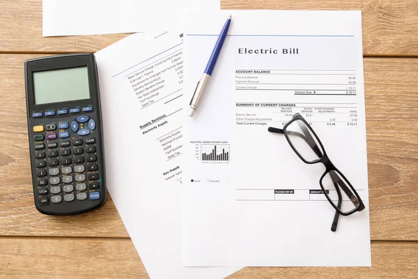 Νομοσχέδιο χρεώσεις ηλεκτρικής ενέργειας χαρτί μορφή στο τραπέζι — Φωτογραφία Αρχείου
