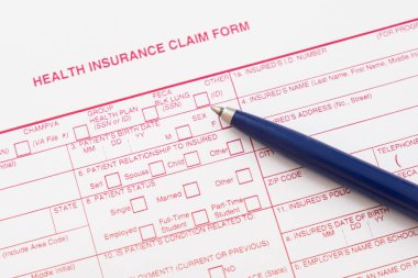 Sağlık sigortası talep formu, kalem ve gözlük