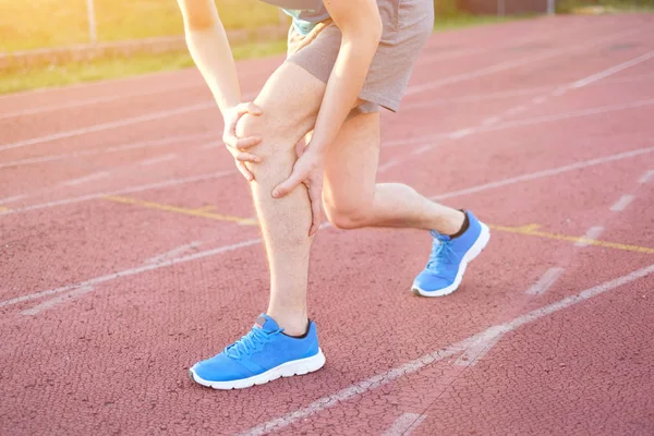 Atleta de corrida sentindo dor por causa do joelho ferido — Fotografia de Stock