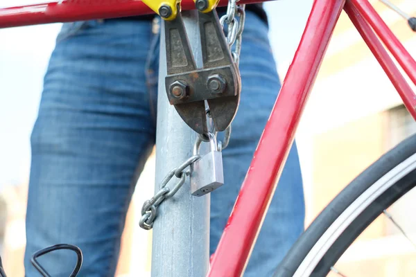 Thief stealing a bike in the city street — Stock Photo, Image