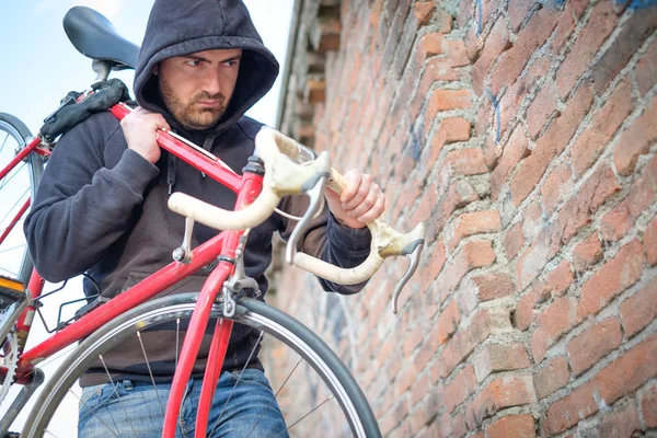 Kradzież roweru w ulicy miasta złodziej — Zdjęcie stockowe