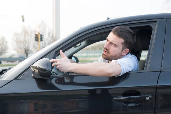 Onbeleefd man zijn auto rijden en ruzie — Stockfoto