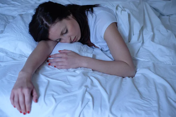 Retrato de una joven durmiendo en la cama — Foto de Stock