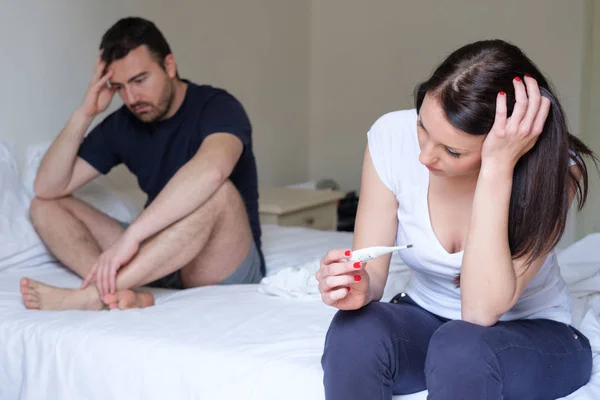 Triste casal amantes após o resultado do teste de gravidez — Fotografia de Stock