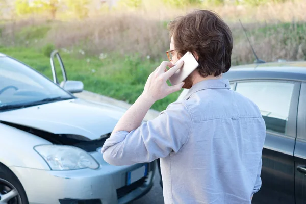 Mannen ringer hjälp efter krasch bilolycka på vägen — Stockfoto