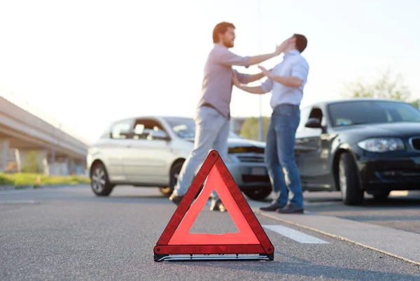 Zwei wütende Männer streiten sich nach Autounfall — Stockfoto
