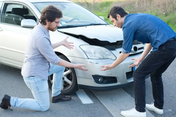Dos hombres enojados discutiendo después de un accidente de coche — Foto de Stock