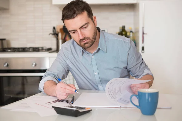 Homem calculando contas e despesas fiscais — Fotografia de Stock