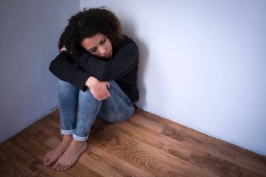 Depresif üzgün ve yalnız genç kız