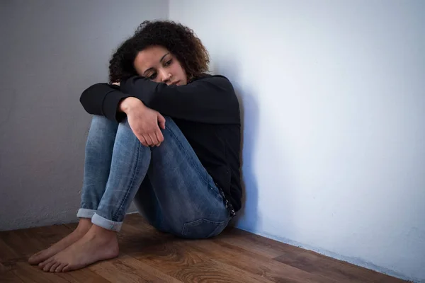 Treurig en eenzaam meisje depressief — Stockfoto