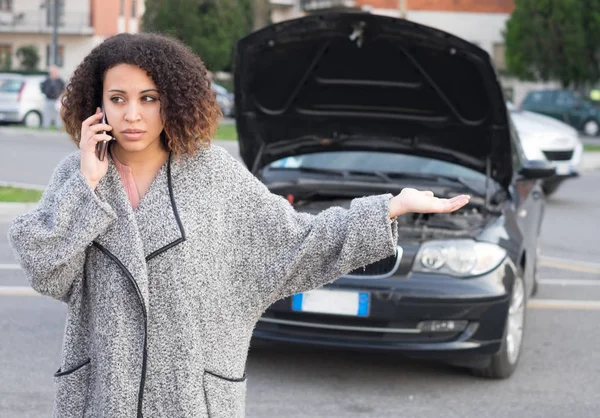 Mujer desesperada llamando teléfono inteligente ayuda de emergencia — Foto de Stock