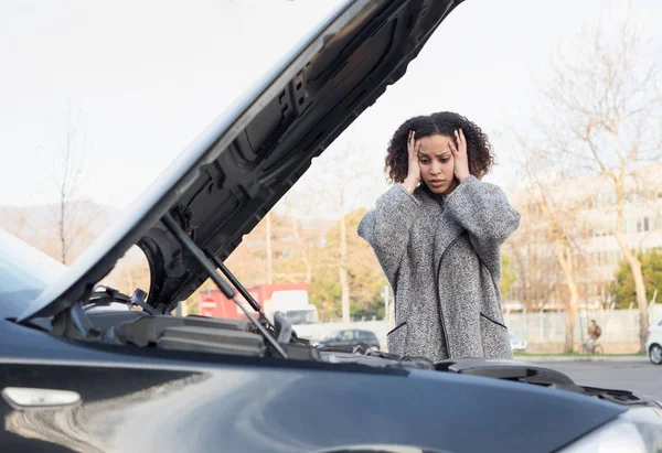 Mujer desesperada después de comprobar el motor roto coche — Foto de Stock