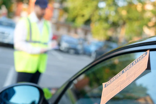 Oficial de policía que da una multa por violación de estacionamiento — Foto de Stock