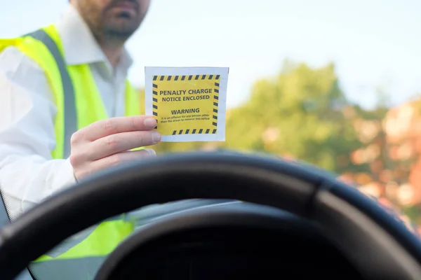 Oficial de policía que da una multa por violación de estacionamiento — Foto de Stock