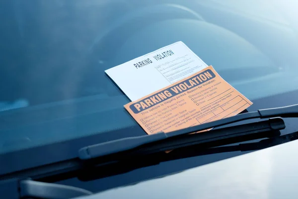 Parkoló jegy megsértése finom szélvédőre Jogdíjmentes Stock Képek