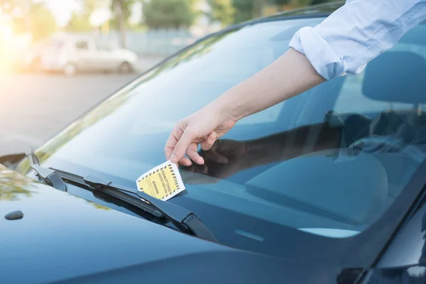 Bilet parkingowy naruszenie porządku na szybie — Zdjęcie stockowe