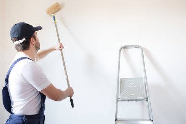 Profesyonel ressam çalışan bir duvar boyama