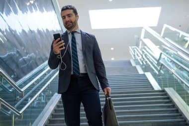 İşadamı cep telefonunu arıyor süre wor için gidiyor