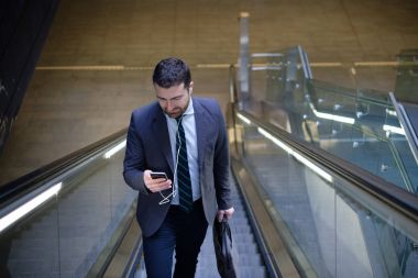 İşadamı cep telefonunu arıyor süre wor için gidiyor