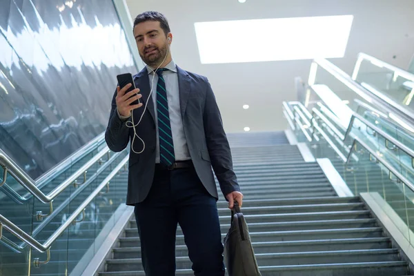 İşadamı cep telefonunu arıyor süre wor için gidiyor